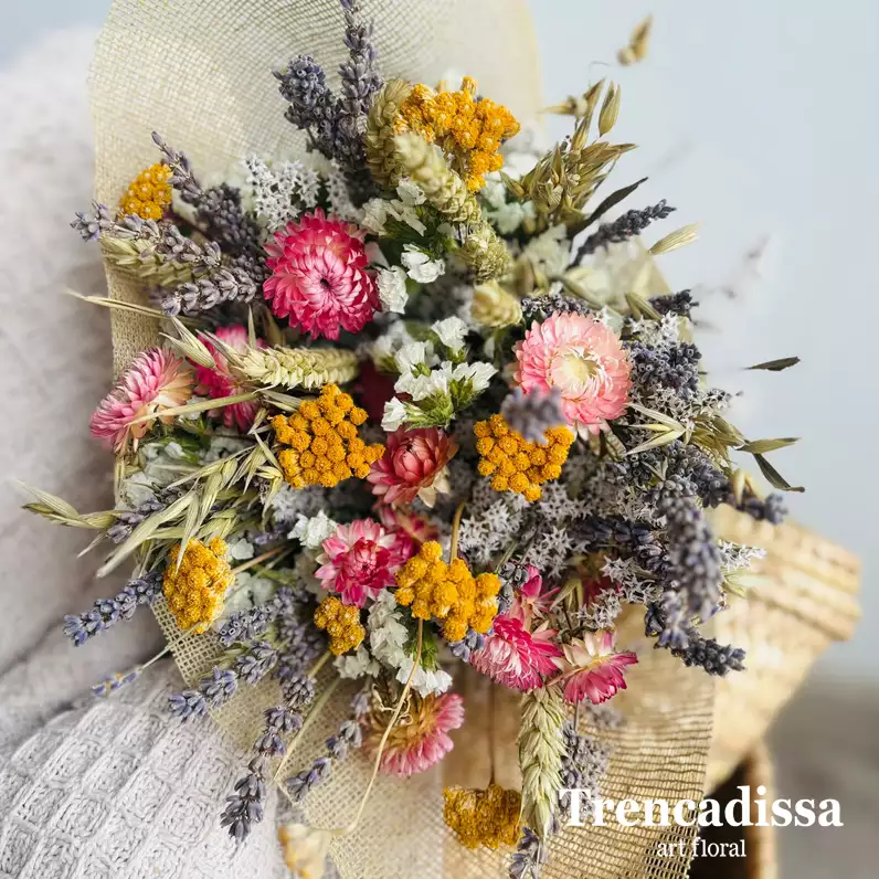 ramo de flores secas y peservadas en tonos variados con achillea