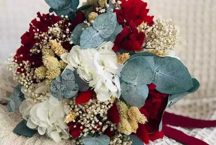 Ramo de novia con hortensia preservada granate y blanca.