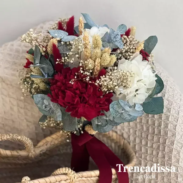 Ramo de novia con hortensia preservada granate y blanca.