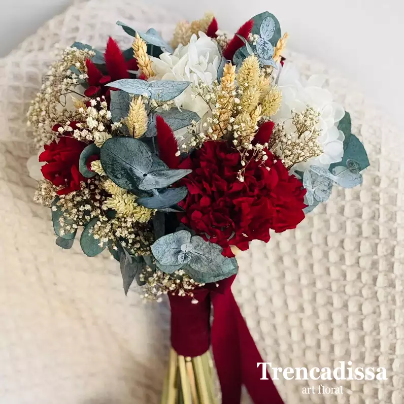 ramo de novia con hortensia granate