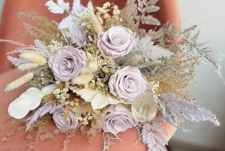 Ramo de novia preservado con rosas lavanda. Rosas lavanda preservadas, Helecho blanco, Lavanda preservada, Gipsophila blanca preservada, Lunaria ...