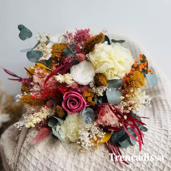 Ramos preservados con flores variadas.
