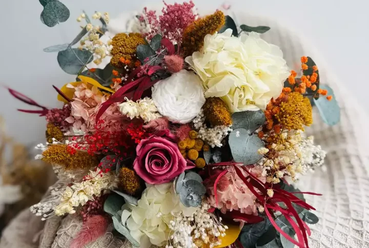 Ramos preservados con flores variadas.