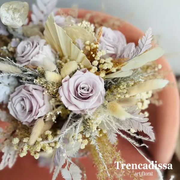 Ramo de novia preservado con rosas lavanda. Rosas lavanda preservadas, Helecho blanco, Lavanda preservada, Gipsophila blanca preservada, Lunaria ...