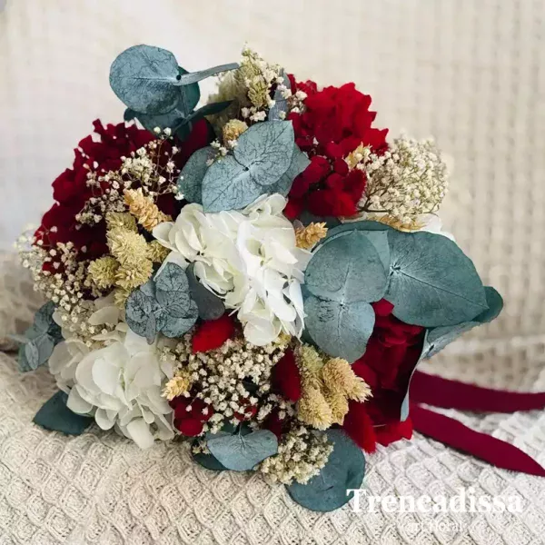Ramo de novia con hortensia preservada granate y blanca.